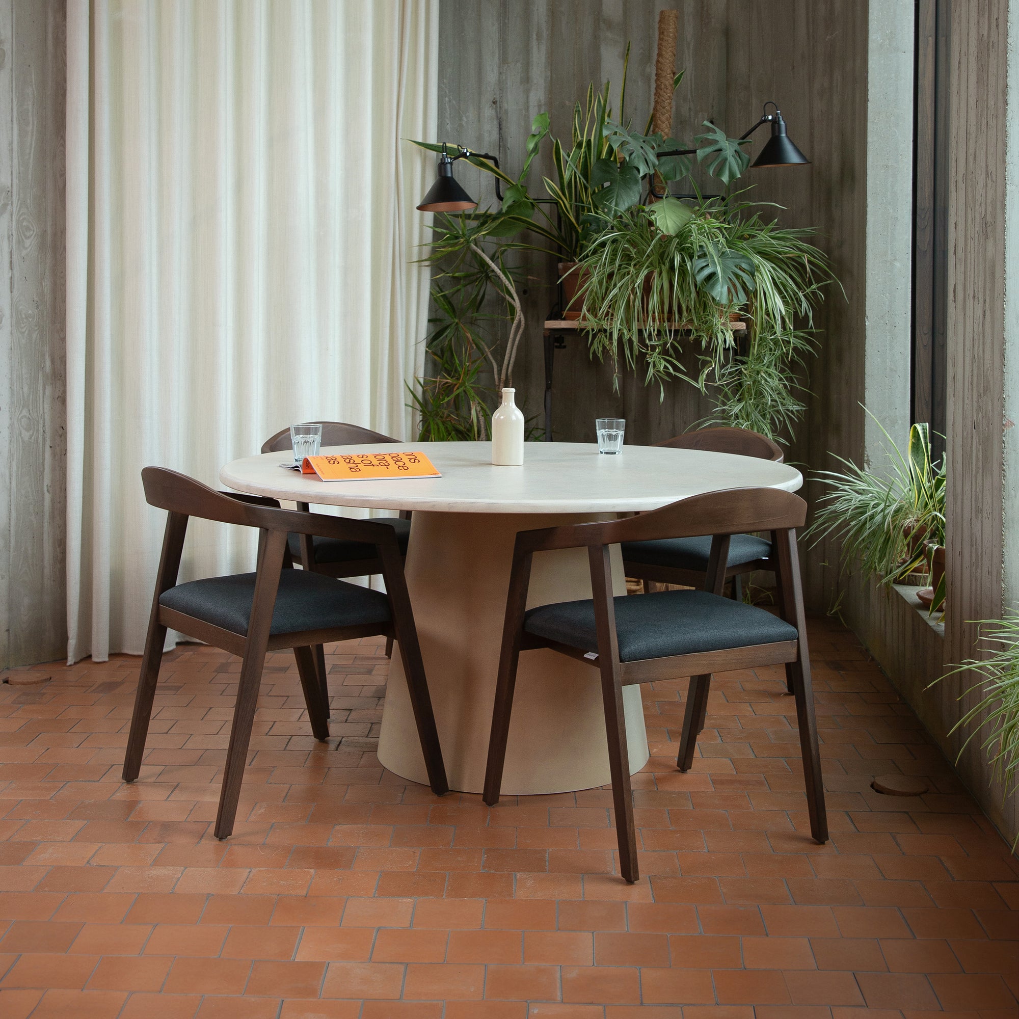 Elza eettafel in lichtbeige mortex met bruine armand stoelen